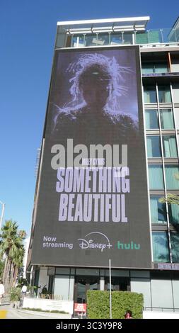 Los Angeles, Kalifornien, USA 27. Juli 2025 Miley Cyrus Something Beautiful Reklametafel am Sunset Blvd am 27. Juli 2025 in Los Angeles, Kalifornien, USA. Foto: Barry King/Alamy Stock Photo Stockfoto