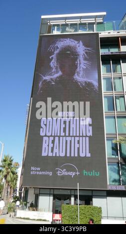 Los Angeles, Kalifornien, USA 27. Juli 2025 Miley Cyrus Something Beautiful Reklametafel am Sunset Blvd am 27. Juli 2025 in Los Angeles, Kalifornien, USA. Foto: Barry King/Alamy Stock Photo Stockfoto