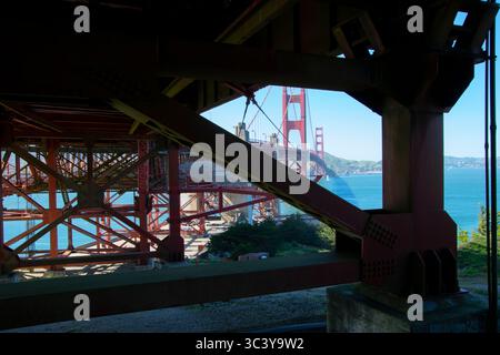 Die Golden Gate Bridge in San Francisco, Kalifornien, fotografiert von unten am 21. April 2024. Stockfoto