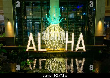 HONOLULU, HAWAII, USA - AUG. 20, 2023: Aloha-Schild am International Market Place, einem Wahrzeichen der einkaufspassage an der Kalakaua Avenue in Waikiki, Honolulu, OA Stockfoto