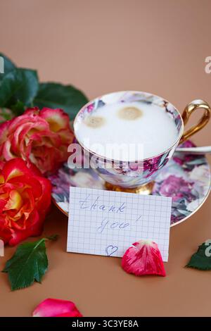 Morgenpause, Rosen schmücken eine Karte mit Dankbarkeit. Stockfoto