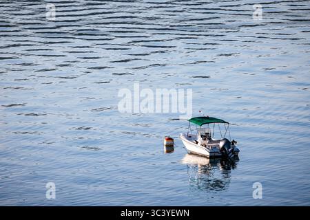 Ein kleines weißes Boot vor der Küste von Gibsons in British Columbia, Kanada. Stockfoto
