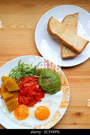 Gesundes Frühstück von sonniger Seite oben mit Microgrün und Avocadosalat Stockfoto