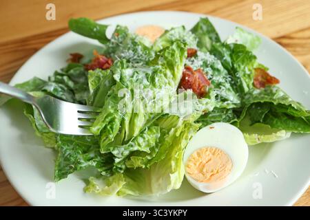 Leckerer Caesar-Salat Mit Gabellöffel Stockfoto