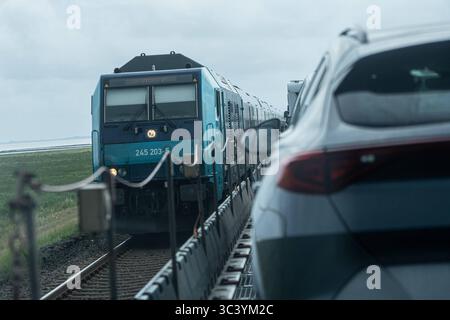Überfahrt von Niebüll nach Westerland auf Sylt mit dem blauen Autozug der RDC AUTOZUG Sylt GmbH - Begegnung mit RegionalExpress auf dem HindenburgdammBlick auf einen Teilabschnitt der von Hamburg und nach Sylt führenden Marschbahn mit dem Hindenburgdamm in Schleswig-Holstein zwischen den Stationen Niebüll und Westerland auf der Insel Sylt, Berlin Berlin Deutschland ORTSANGABE *** Überquerung von Niebüll nach Westerland auf Sylt mit dem blauen AUTOZUG der RDC AUTOZUG Sylt GmbH Treffen mit RegionalExpress am Hindenburgdamm Ansicht eines Abschnitts der Sumpfbahn von Hamburg nach Sylt Stockfoto