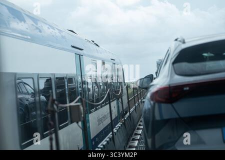 Überfahrt von Niebüll nach Westerland auf Sylt mit dem blauen Autozug der RDC AUTOZUG Sylt GmbH - Begegnung mit RegionalExpress auf dem HindenburgdammBlick auf einen Teilabschnitt der von Hamburg und nach Sylt führenden Marschbahn mit dem Hindenburgdamm in Schleswig-Holstein zwischen den Stationen Niebüll und Westerland auf der Insel Sylt, Berlin Deutschland ORTSANGABE Stockfoto