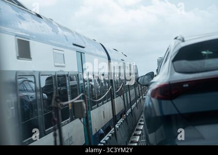 Überfahrt von Niebüll nach Westerland auf Sylt mit dem blauen Autozug der RDC AUTOZUG Sylt GmbH - Begegnung mit RegionalExpress auf dem HindenburgdammBlick auf einen Teilabschnitt der von Hamburg und nach Sylt führenden Marschbahn mit dem Hindenburgdamm in Schleswig-Holstein zwischen den Stationen Niebüll und Westerland auf der Insel Sylt, Berlin Berlin Deutschland ORTSANGABE *** Überquerung von Niebüll nach Westerland auf Sylt mit dem blauen AUTOZUG der RDC AUTOZUG Sylt GmbH Treffen mit RegionalExpress am Hindenburgdamm Ansicht eines Abschnitts der Sumpfbahn von Hamburg nach Sylt Stockfoto