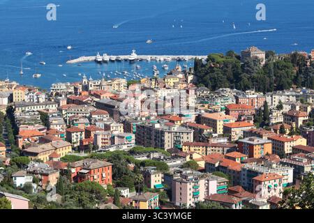 Camogli, Italien - 11. Juli 2025. Yachten, Boote in der Bucht von Ligurien. Meer und Tourismus in Italien. Traditionelle Gebäude. Hintergrund für die Konstruktion. Stockfoto