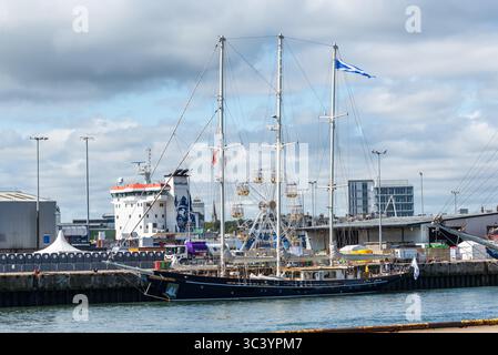 Aberdeen, Schottland, Vereinigtes Königreich - 18. Juli 2025: Schiffe, die an den Tall Ships-Rennen 2025 teilnehmen, kommen in Aberdeen an. Dreimast-Schoner Stockfoto
