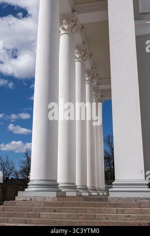 Korinthische Säulen im Portikus der Kathedrale von Helsinki in Helsinki, Finnland. Stockfoto