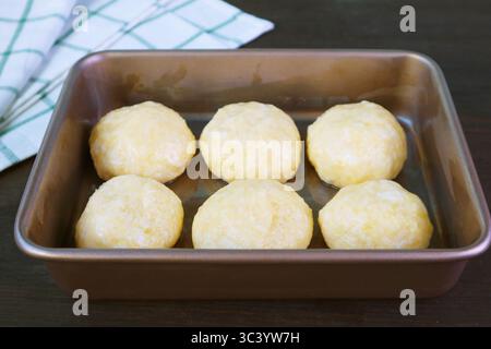 Kugelförmiger Teig im Backblech zum Backen brasilianisch Käsebrot oder Pao de Queijo Stockfoto