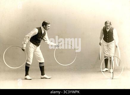 Ollie Young und Brother spielen ihren Basketball-Rollauftritt - 1902 Stockfoto