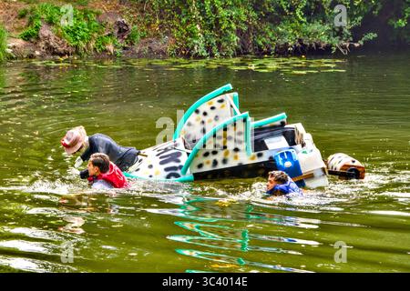 Action vom farbenfrohen ersten „Course de Radeaux“ / Floß-Rennen auf dem Fluss Claise in Bossay-sur-Claise, Sonntag, den 27. Juli 2025. Stockfoto