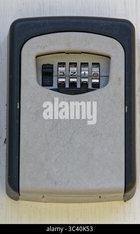 Schwarze Zahlen auf silbernen Zifferblättern ermöglichen den Zugriff auf die Schlüssel, die sich hinter dem Türschloss befinden, wenn sie in der richtigen Reihenfolge angeordnet sind. Stockfoto