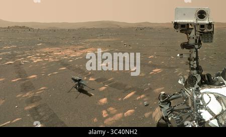 6. April 2021, Mars Surface: NASA's Perseverance Mars rover machte ein Selfie mit dem Ingenuity Helikopter, der hier etwa 3,9 Meter vom rover entfernt zu sehen ist. Dieses Bild, das am 6. April 2021, dem 46. Marstag, oder sol, der Mission der WATSON-Kamera (Wide Angle Topographic Sensor for Operations and Engineering) auf dem SHERLOC-Instrument (Scanning habitable Environments with Raman and Luminesence for Organics and Chemicals Medium) am langen Ende des rovers) aufgenommen wurde. (Bild: © NASA/JPL-Caltech/ZUMA Wire/ZUMAPRESS.com) Stockfoto
