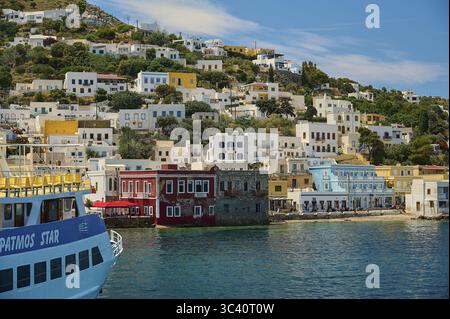 Blick vom Wasser einer Stadt mit charmanten Häusern und hügeliger Umgebung, Lakki, Leros, Dodekanese, griechische Inseln, Griechenland Stockfoto