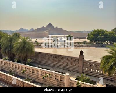 Ein moderner Park mit viel rotem Marmor, umgeben von Palmen und Bäumen unter der Morgensonne, Ambedkar Memorial Park, Lucknow (auch Lakhnau), Uttar Stockfoto
