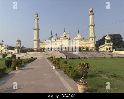 Große Moschee mit Minaretten und Landschaftsgärten am blauen Himmel, Bada Imambara, Lucknow (auch Lakhnau), Uttar Pradesh, Indien Stockfoto