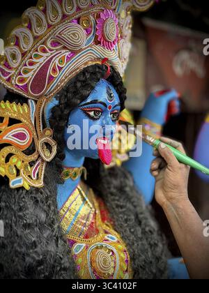 Nahaufnahme eines Künstlers, der das Gesicht einer Kali-Statue malte, reich an Details, Kalkata, Westbengalen, Indien Stockfoto