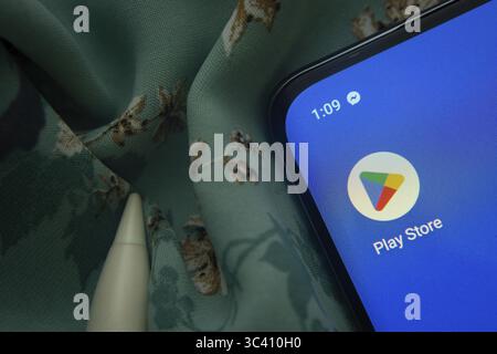 Dhaka, Bangladesch, 07. Mai 2025: Das App-Symbol im Google Play Store wird auf dem Smartphone angezeigt Stockfoto