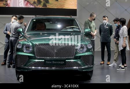 29. September 2020, PEKING, CHINA: Chinesen werden Bentley's New Bentayga auf der internationalen Auto China Show am Dienstag, den 29. September 2020 gezeigt. Tausende potenzieller Käufer und Fans neuer Autos strömten nur wenige Monate nachdem die chinesische Hauptstadt alle obligatorischen COVID-19-Schutzmaßnahmen aufgehoben hatte, zu einer der weltweit größten Automobilmessen. (Bild: © Todd Lee/ZUMA Wire) Stockfoto