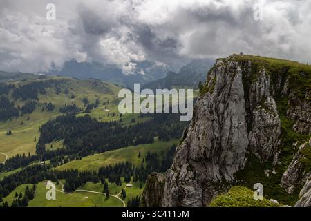 Ein atemberaubender Blick aus der Vogelperspektive zeigt die raue Schönheit der Schweizer Alpen, insbesondere des Diemtigtals. Saftig grüne Wiesen und dichte Wälder bla Stockfoto