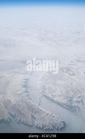 Eine Kurve im Lake Oahe am Missouri River in South Dakota liegt gefroren unter einem Flugzeugfenster. Stockfoto