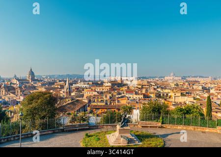 Panoramablick auf das Stadtbild Roms mit Kuppeln, Dächern, Pincio Terrasse und historischen Gebäuden bei Sonnenaufgang, Blick vom Pincian Hügel Stockfoto