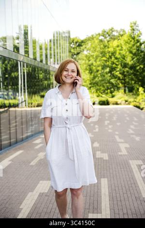 Technologie, Kommunikation, Lifestyle – Frau ruft mit dem Smartphone an Stockfoto