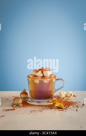 Weihnachtskakao mit Marshmallows auf blauem Hintergrund Stockfoto