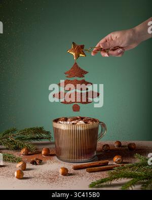 Heiße Schokolade mit Kakaobaumabrieb – Weihnachtskonzept Stockfoto