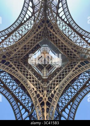Blick hinauf durch die Mitte des Eiffelturms von unten in Paris. Stockfoto