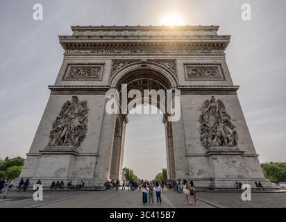 Blick auf die Vorderseite des Arc de Triomphe in Paris. Stockfoto