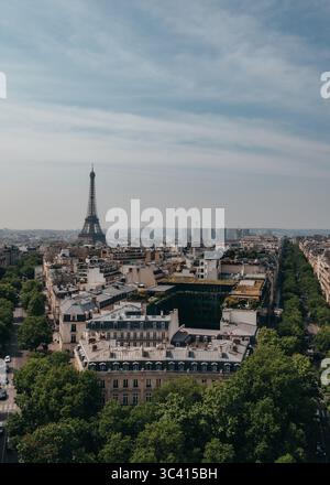 Blick auf den Eiffelturm über den Dächern von Paris vom Triumphbogen. Stockfoto