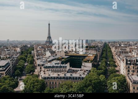 Blick auf den Eiffelturm über den Dächern von Paris vom Triumphbogen. Stockfoto