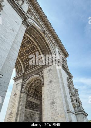 Bodenansicht der Schnitzereien im Bogen des Arc de Triomphe in Paris. Stockfoto