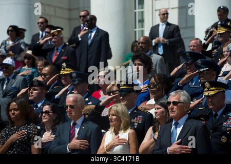 Verteidigungsminister Chuck Hagel, rechts, First Lady Michelle Obama, links, Vizepräsident Joe Biden, und seine Frau Dr. Jill Biden, würdigen die Nationalhymne während einer Gedenkfeier auf dem Arlington National Cemetery am 26. Mai 2014. (DOD Foto von U.S. Marine Corps Sgt. Aaron Hostutler ) Stockfoto