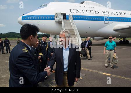 US-Verteidigungsminister Chuck Hagel trifft am 30. Mai 2014 auf dem Paya Lebar Airfield in Singapur ein. Hagel ist auf einer 12-tägigen Reise nach Asien und Europa. (DOD Foto von U.S. Marine Corps Sgt. Aaron Hostutler) Stockfoto