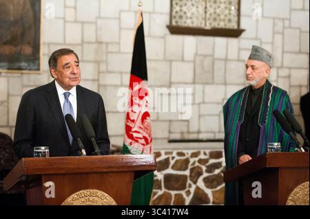 Verteidigungsminister Leon E. Panetta, links, beantwortet die Frage eines Reporters während einer gemeinsamen Pressekonferenz mit dem afghanischen Präsidenten Hamid Karzai in Kabul, Afghanistan, am 13. Dezember 2012. Panetta und Karzai trafen sich früher, um regionale Sicherheitsfragen zu erörtern, die für beide Nationen von Interesse sind. (DOD Foto von Erin A. Kirk-Cuomo. (Freigegeben)) Stockfoto