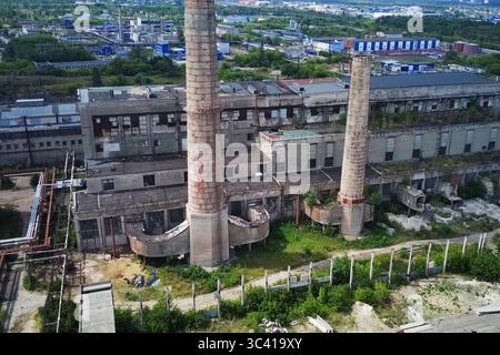 Der Schornstein des alten städtischen Heizkesselhauses. Stockfoto