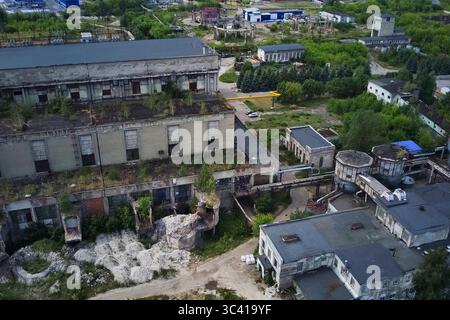 Der Schornstein des alten städtischen Heizkesselhauses. Stockfoto