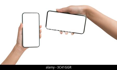 Zwei menschliche Hände halten Smartphones mit leeren weißen Bildschirmen, eine in vertikaler und eine in horizontaler Ausrichtung. Isoliert auf weißem Hintergrund. Perfekt Stockfoto
