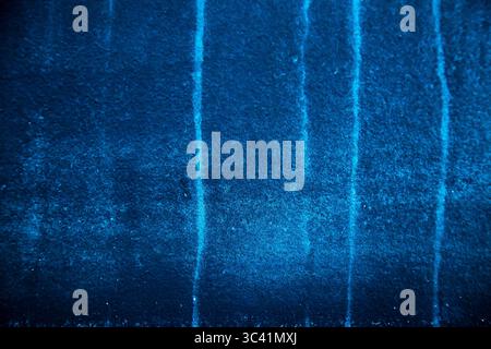 Abstrakter blauer Hintergrund des Wasserabgrunds mit Tropfen. Stockfoto