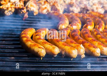 Saftig, köstlich, gegrillte Würstchen, Nahaufnahme. Stockfoto