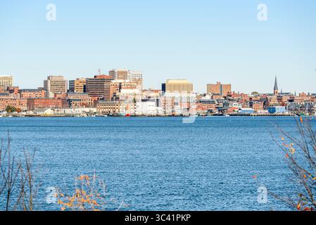 Blick auf die Skyline von Portland und die Uferpromenade an einem sonnigen Herbstmorgen. Maine, USA. Stockfoto