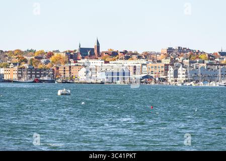 Blick auf die Skyline von portland und die Uferpromenade an einem sonnigen Herbstmorgen. Maine, USA. Stockfoto