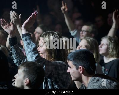 8. Mai 2021, Moskau, Russland: Fans der russischen Rockgruppe genießen ein Konzert in der Nähe der Bühne. Aufführung der russischen Rockgruppe „Louna“ mit einem neuen Album am 8. Mai in Mytischchi bei Moskau: Das Konzert der russischen Rockgruppe „Louna“ fand im Sherwood Pub Café statt. (Kreditbild: © Mihail Siergiejevicz/SOPA Images via ZUMA Wire) Stockfoto