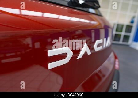 Electric Dacia Spring Car Logo auf Kappe, Trends EV in Europa, technologische Fortschritte in der Automobilindustrie, umweltfreundliche Fahrzeuge, Frankfu Stockfoto