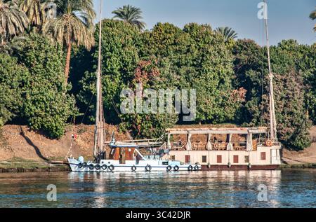 Segeln auf dem Nil in einer Dahabiya. Von KOM Ombo nach Esna. Februar 2023 Stockfoto
