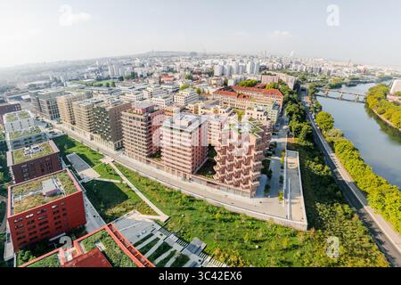 Blick aus der Vogelperspektive auf das Olympische und Paralympische Dorf Paris 2024 mit beeindruckendem architektonischem Design, eingebettet an der gewundenen seine, Village de Stockfoto